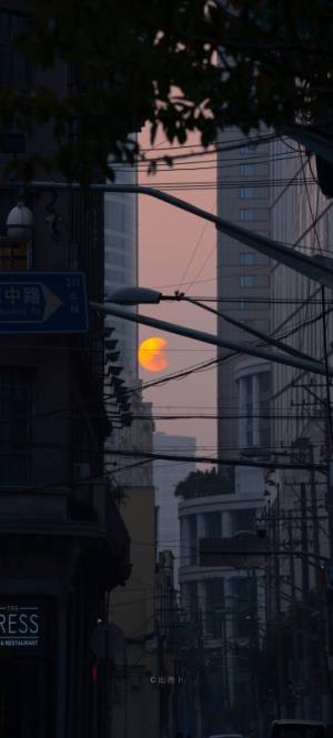 Закат над городскими улицами