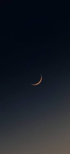 هلال ماه در آسمان شب